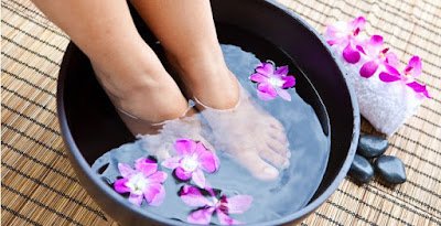 @InstaMag - Summer and monsoon are seasons of sweat and irksome skin diseases. Reduce alcohol consumption, change your diet and eliminate certain nutrients cure-smelly-feet-sunburns-at-home