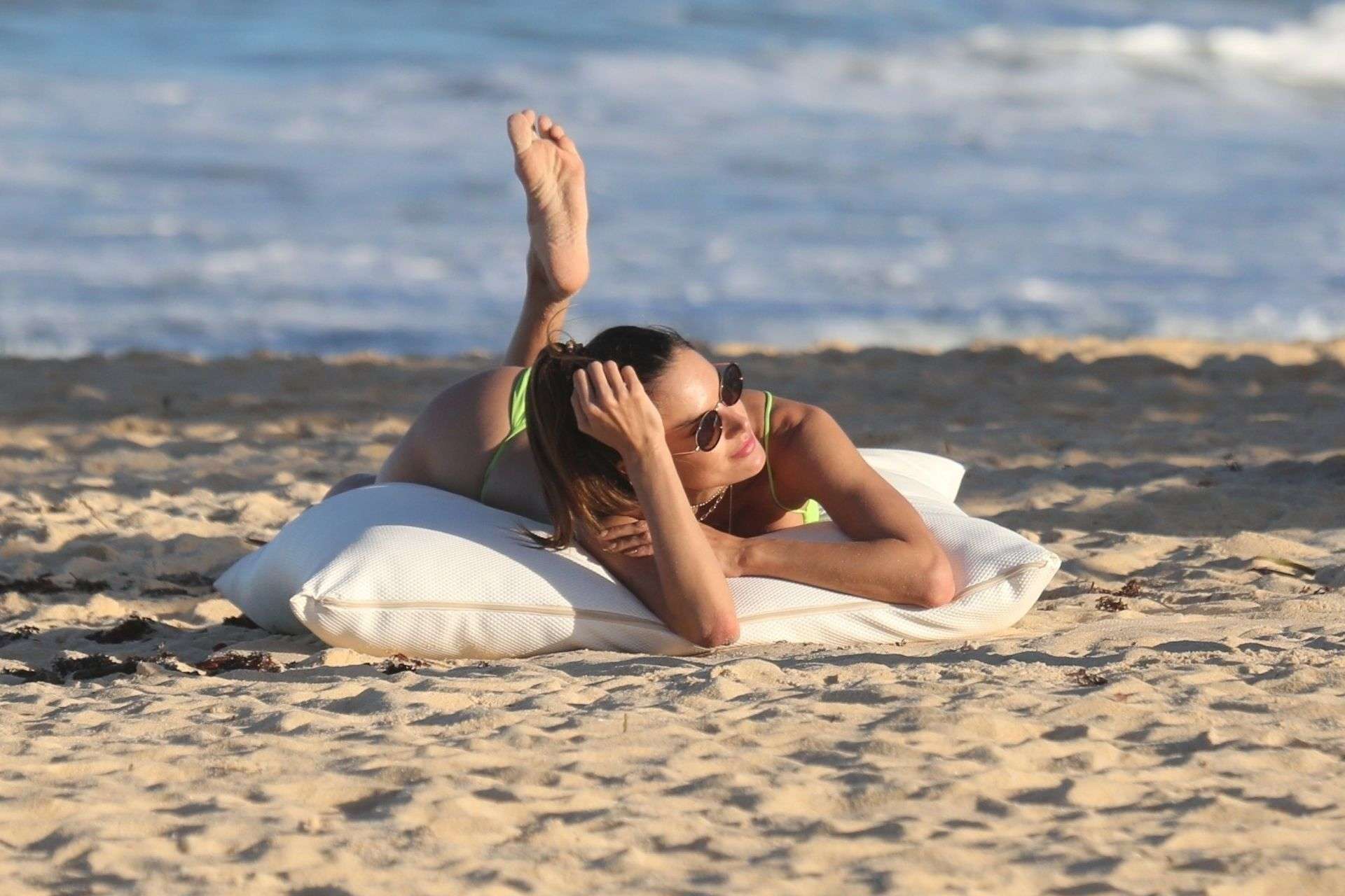 Alessandra Ambrosio en un diminuto bikini en una playa en Trancoso