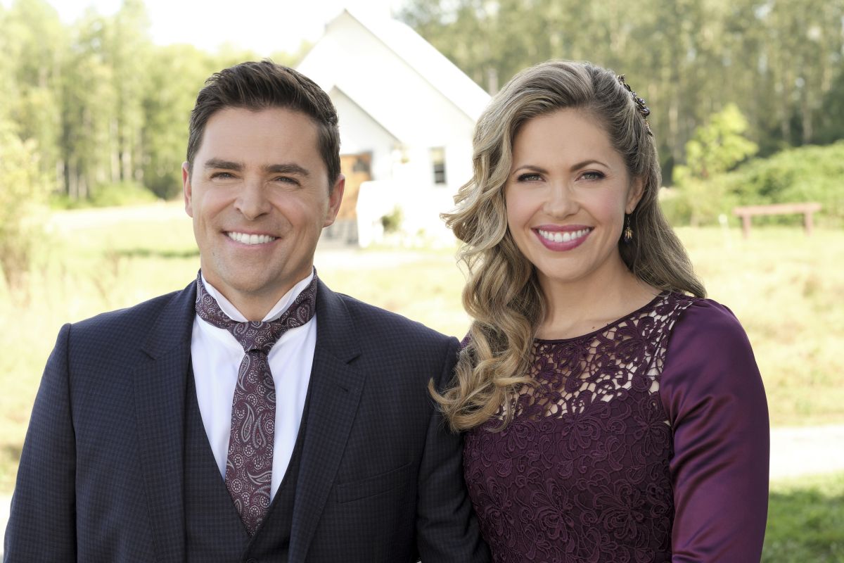 Pascale Hutton Snaps - When Calls the Heart, Season 7 Promos
