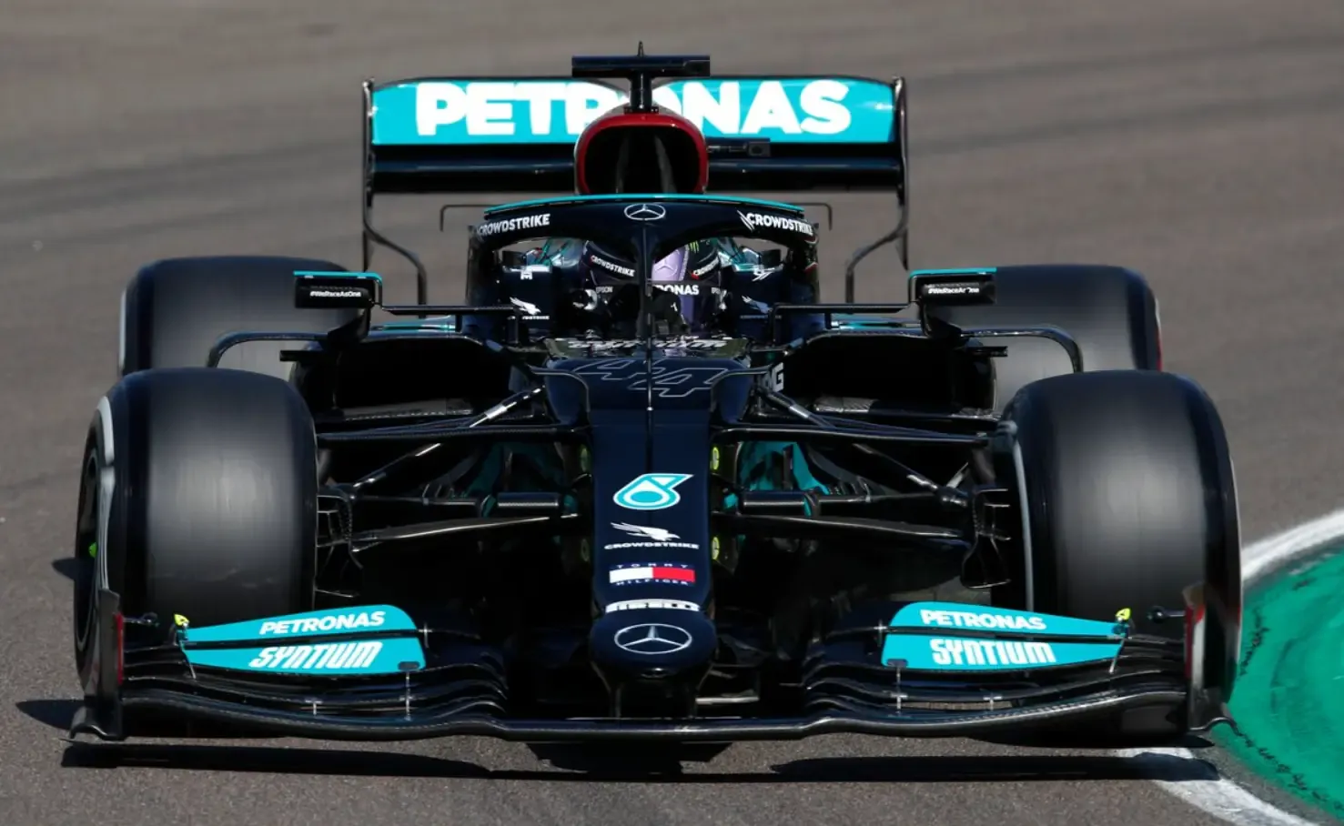 Lewis Hamilton conquista la pole del gran premio dell'Emila Romagna 2021