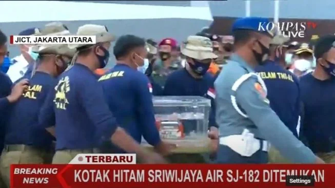 Foto-foto-Black-Box-Sriwijaya-Air-Ditemukan-Baru-Diangkat-dari-Laut