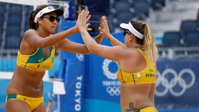 Ana Patrícia e Rebeca em jogo de vôlei de praia em Tóquio 2020