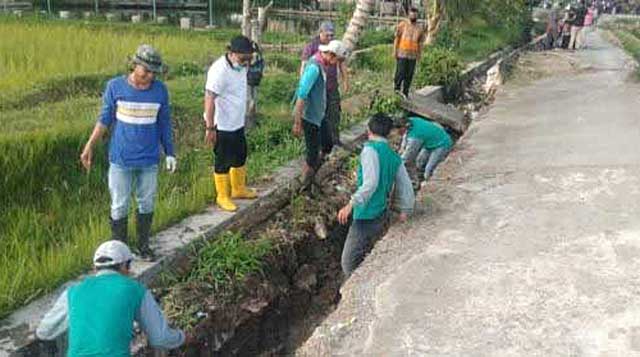 Warga Padang Ampiang Payakumbuh Goro Perbaiki Tali Bandar yang Terban