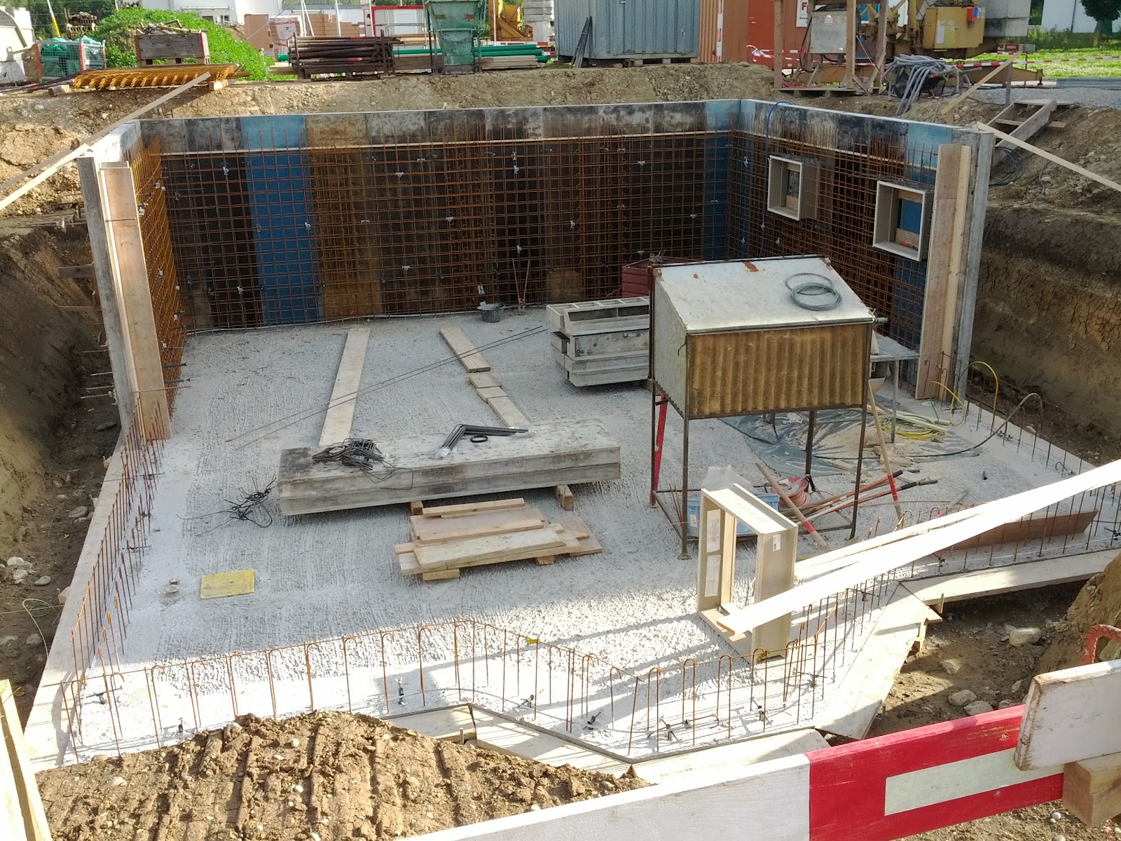 Hausbau: Halbe Betonschalung der Kellerwand