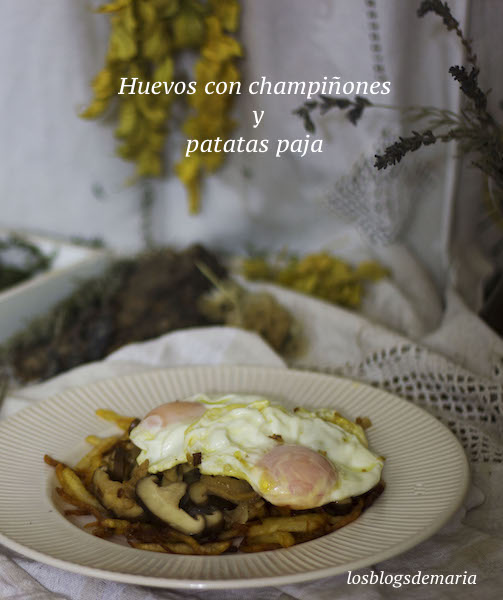 Huevos fritos sobre champiñones salteados y patatas pajas fritas