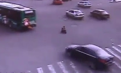 niño chino en medio de los autos en china