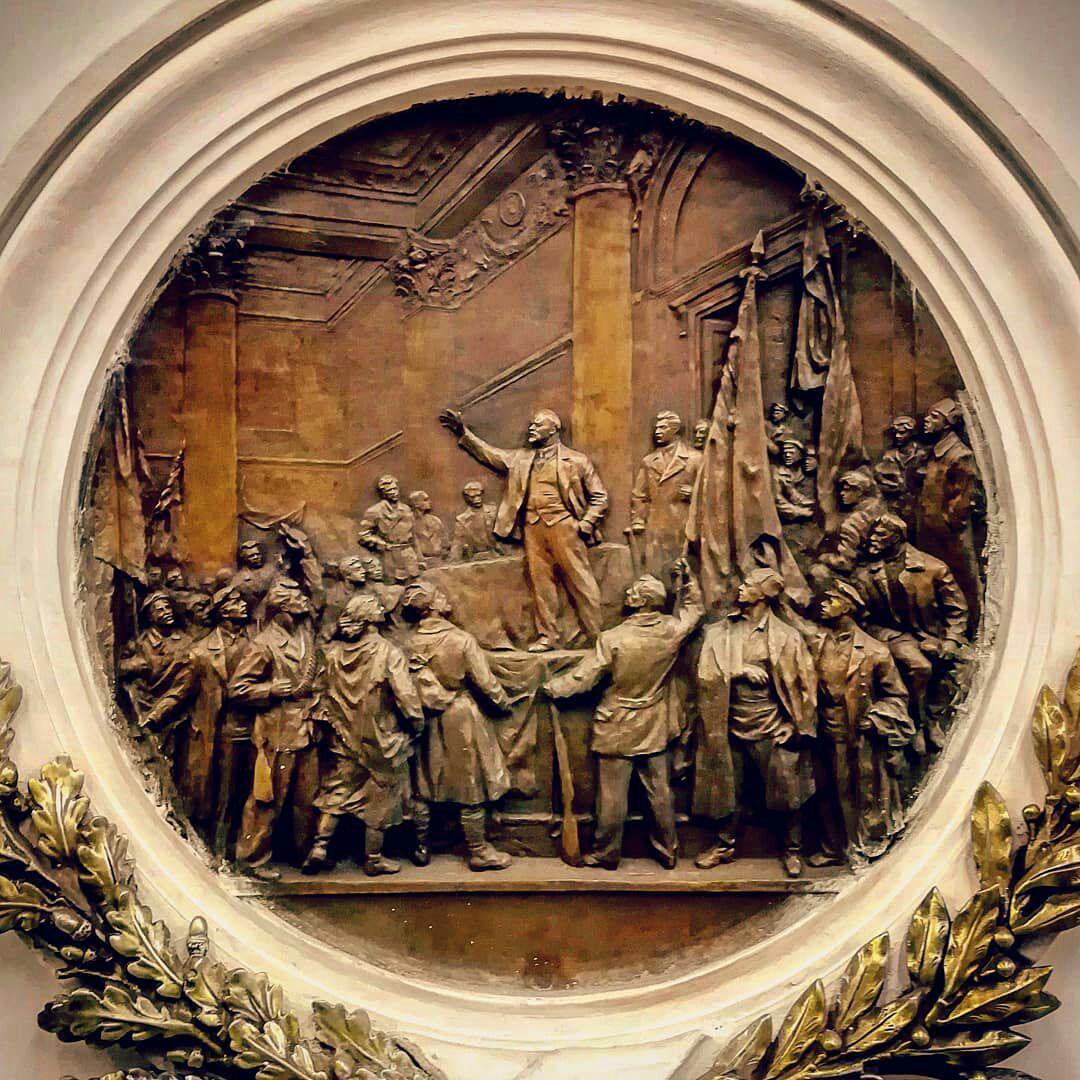 барельеф в метро