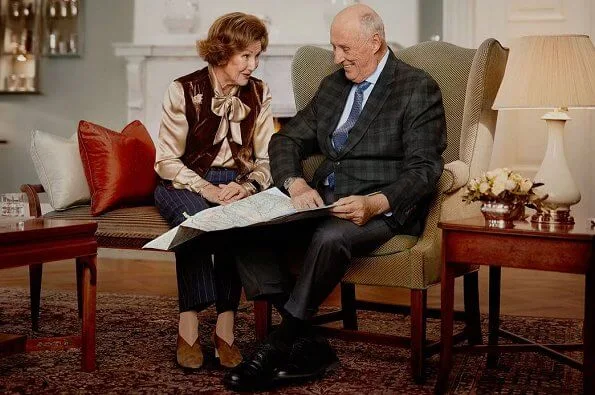 Royal Court has released official photos of King Harald and Queen Sonja. King Haakon and King Olav. Sonja wore a silk blouse and velvet vest