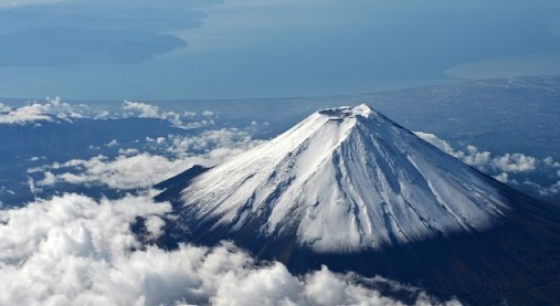 日本 一 高い 山 は 富士山 では ない