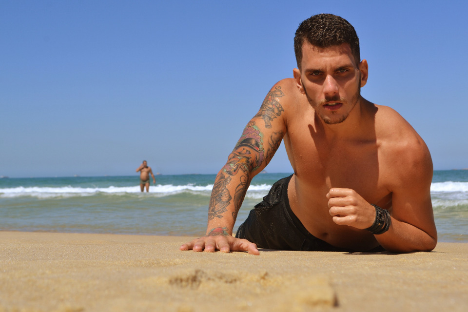 Lucas Monteiro, candidato a Mister Caxias 2017, posa sem camisa para ensaio em praia do Rio. Foto: Sidney Boock