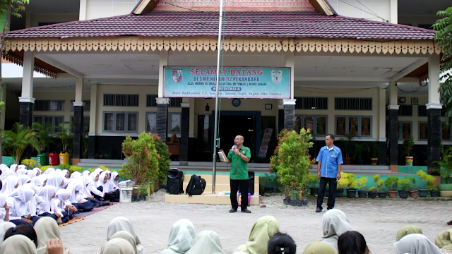 Tim Literasi INPRASA Memberikan "Tips Menulis Itu Mudah" kepada seluruh Siswa - Siswi SMP Negeri 12 Pekanbaru