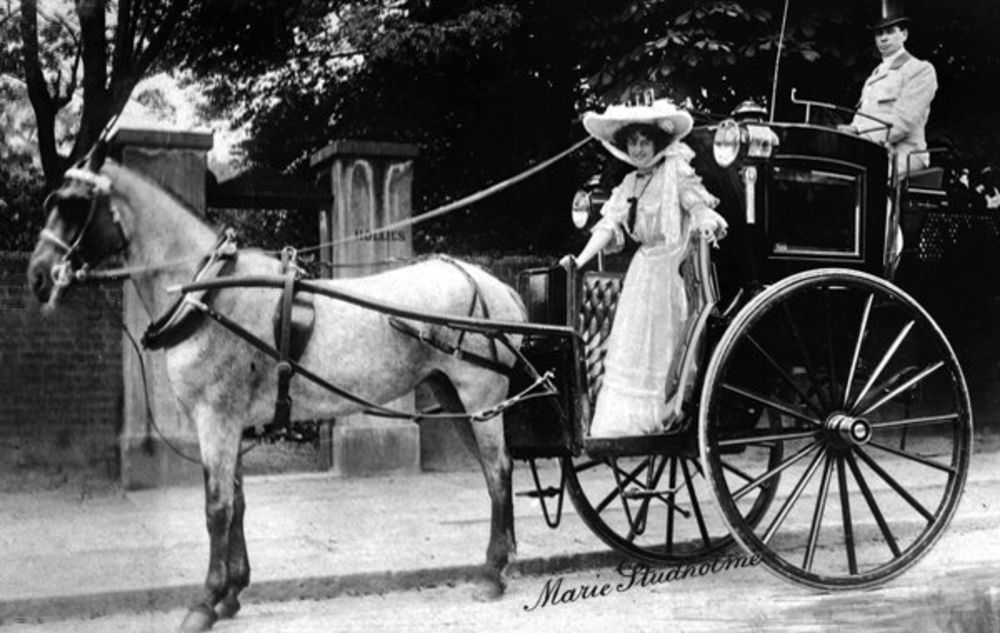 Captivating Images 20 Breathtaking Snapshots of Hansom Cabs during the