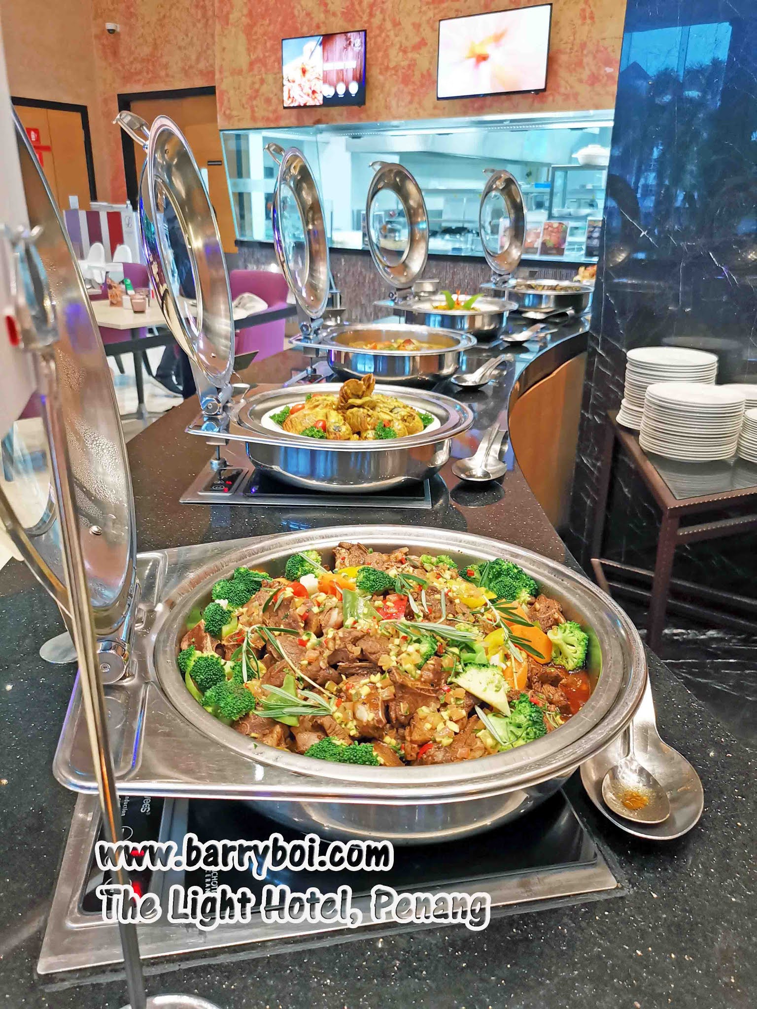 Seafood Extravaganza Buffet & Roast & Grill Platter at The Light Hotel, Penang.