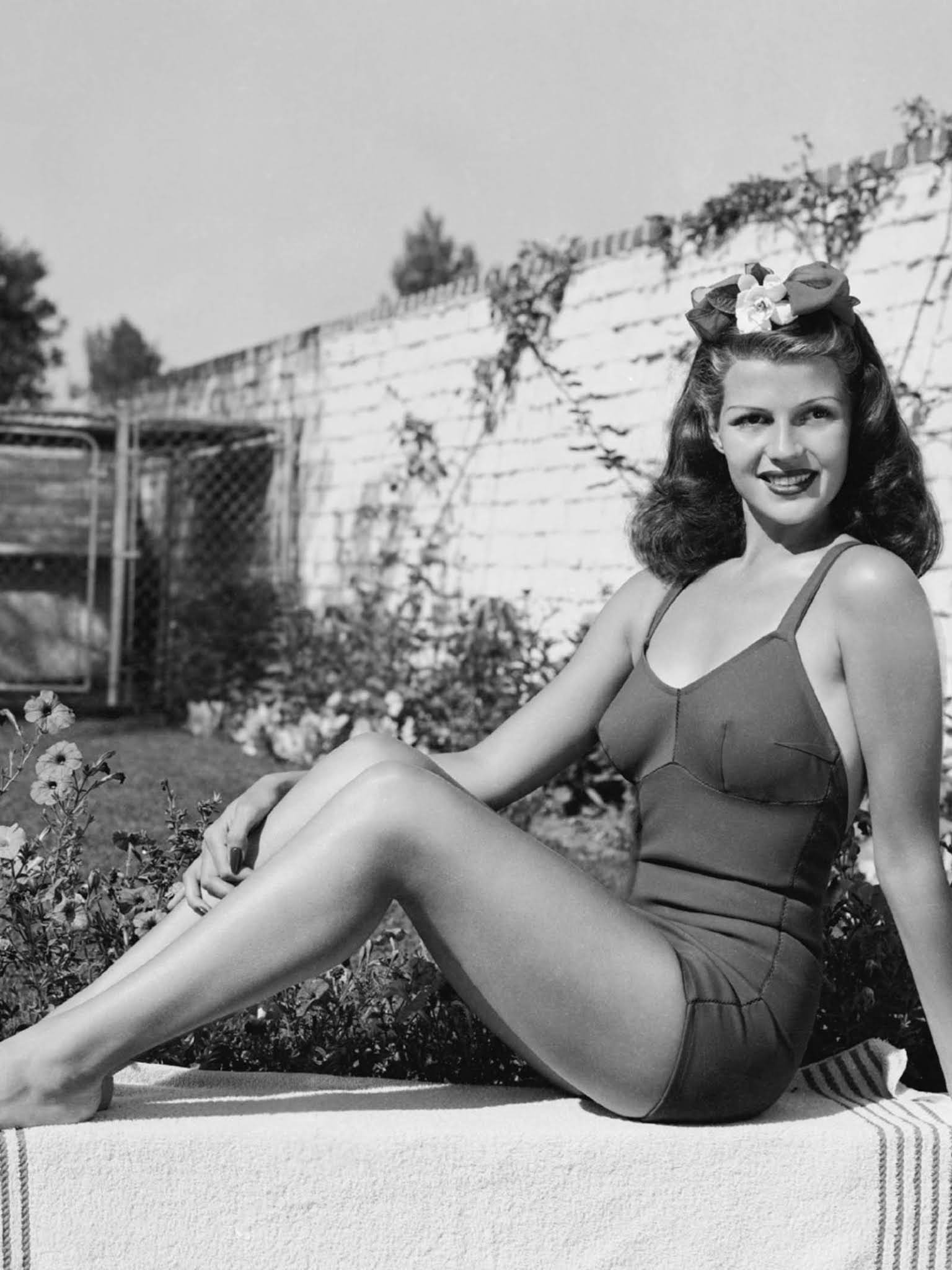 The story behind Rita Hayworth’s iconic pin-up photo, 1941.