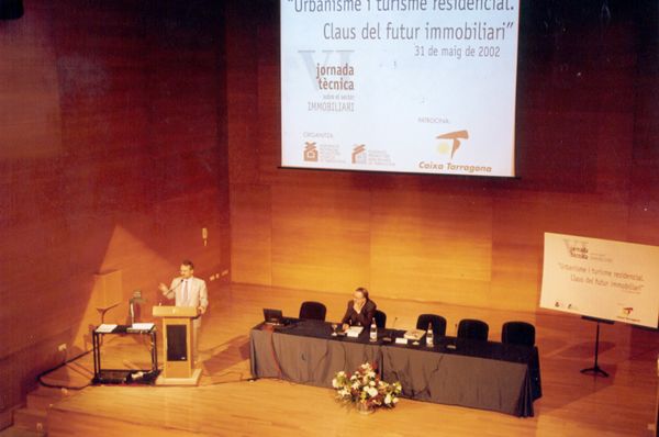 En Cataluña, en el Palau de Congresos impartiendo una conferencia.