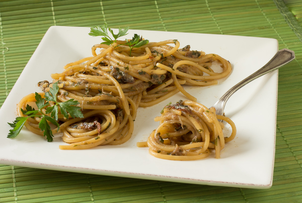 Bigoi o spaghetti con le sarde per l'Italia nel piatto