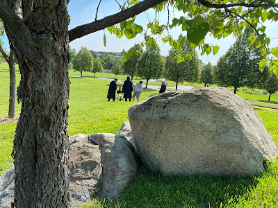 Buddhist ministers set up for cemetery service