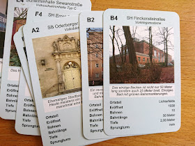 Einige Spielkarten des Quartett Schwimmbäderin Berlin. Unter anderem mit der Schwimmhalle Finckensteinallee und dem Stadtbad Prenzlauer Berg.