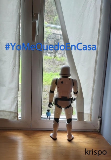 Clon de Star Wars y playmóvil tras la ventana en cuarentena del coronavirus