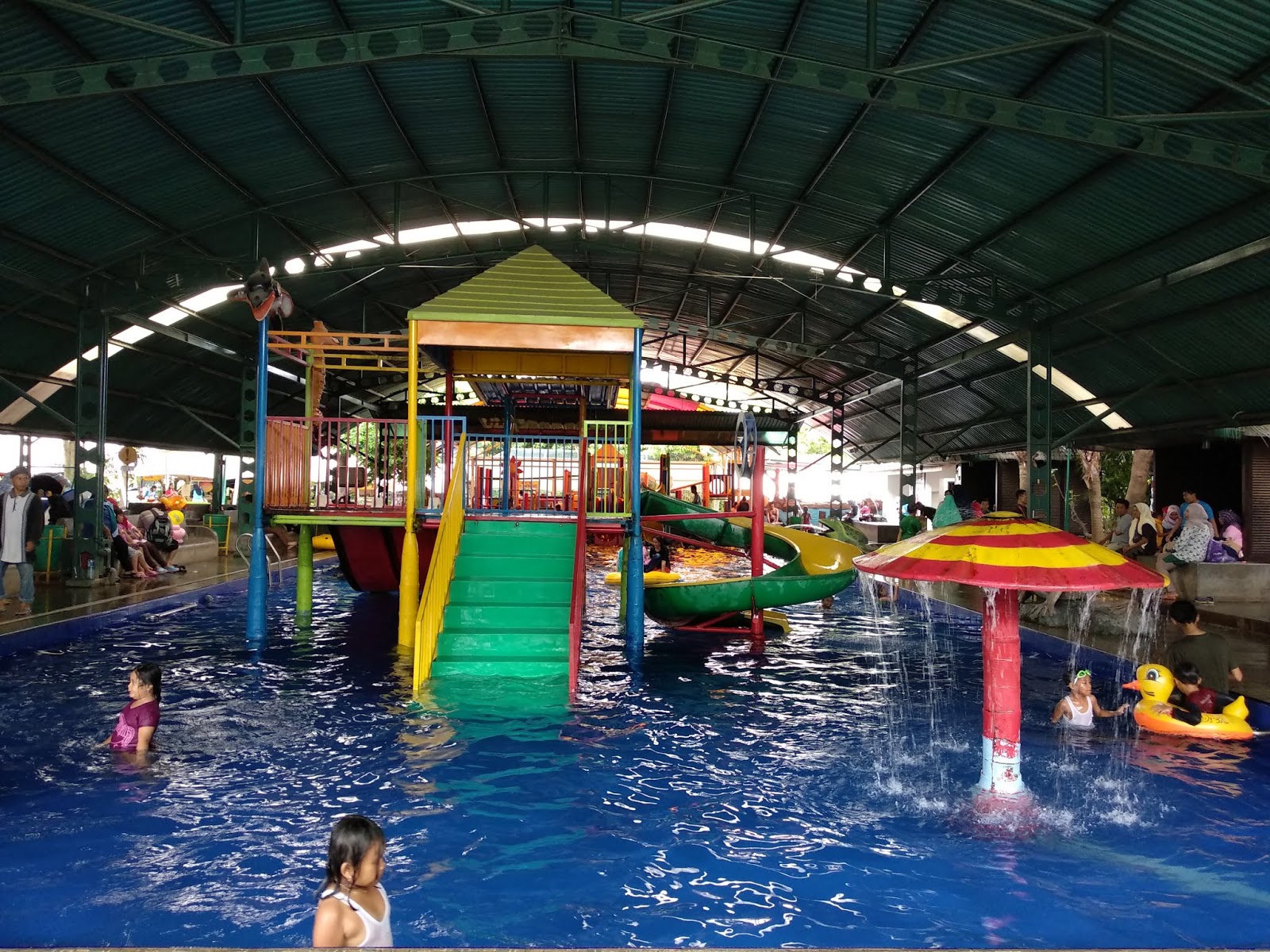 -- Rumah Berbagi Cerita --: Taman Ria Suropati: Tidak Hanya Berenang