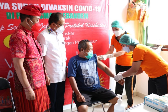 Gubernur Koster Instruksikan Gede Dana Gencarkan Vaksinasi Berbasis Banjar di Karangasem