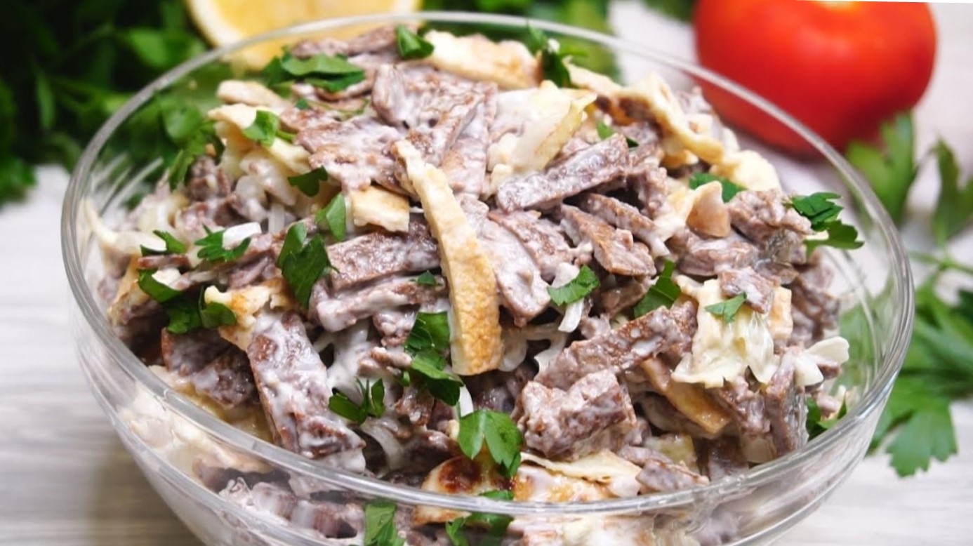 салат из печени говяжьей с морковью и луком. салат из куриной печени с горошком. салат с куриной печенью. кето салат с печенью трески. рецепты вкусных салатов с печенью.