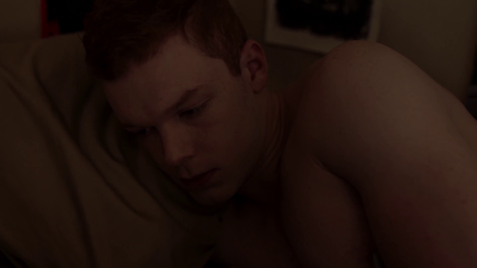 Jeremy Allen White and Cameron Monaghan shirtless in Shameless 8-04 "F...