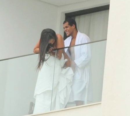 FOTOS! Ator Marcelo Mello Jr. esquenta clima com morena em sacada de