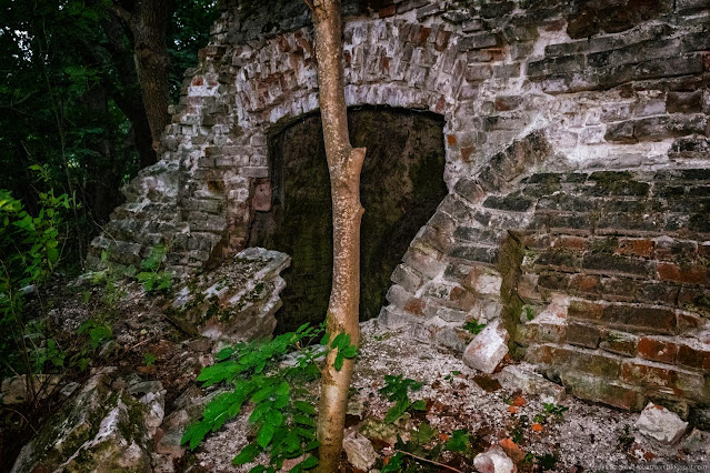 Сочинение про усадьбу рукавишниковых Вход к кирпичный грот