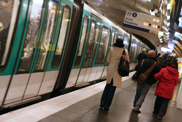 Mujer graba a hombre tocándose en Metro francés