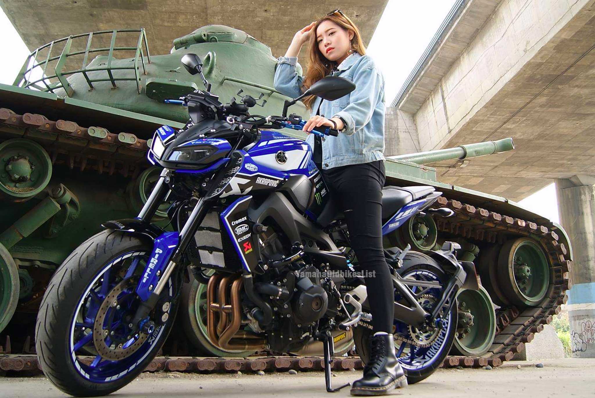 Cute Asian Girls And Yamaha MT09 With Custom Decals