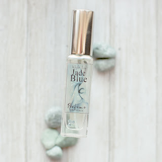 Wylde Ivy Artisan Fragrance: A fresh, modern floral with a sheer tropical twist with notes of bergamot, pink orange, Tahitian Tiare flowers, delicate tuberose, dewy jasmine, spring greens, blonde woods, fresh coconut milk, on a bed of sheer blue musk.