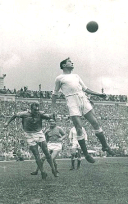 Di Stefano playing for Millonarios Bogota against Real Madrid (1953)