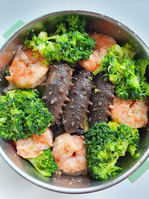 今日午餐：海參、蝦、洋蔥炒木耳、青花菜，2021.01.29