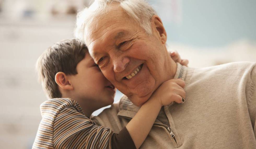 Los abuelos transmiten amor y enseñanzas. 