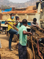 Transport de déchets par pousse-pousse