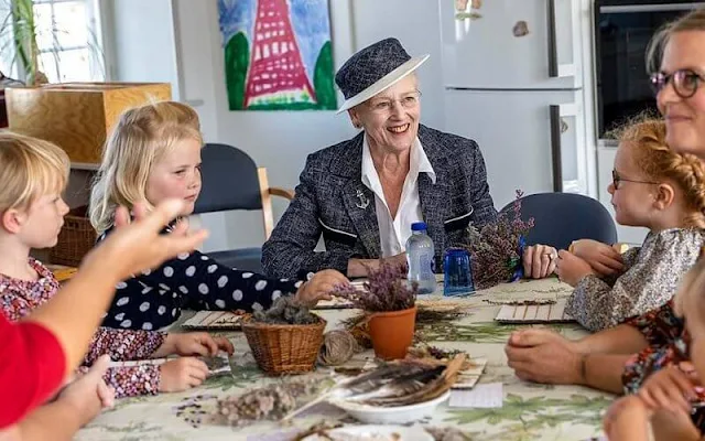 the Queen was welcomed by the mayor of Fanø municipality, Sofie. Queen visited Denmark's smallest orphanage Bakskuld