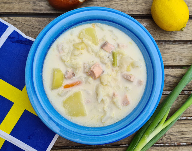 Rezept: Schwedische Sommersuppe mit Lachs. Gesund und lecker mit Zutaten wie Kartoffeln, Lauchzwiebeln, Blumenkohl und Lachs ist diese Suppe nicht nur im Sommer ein Genuss!