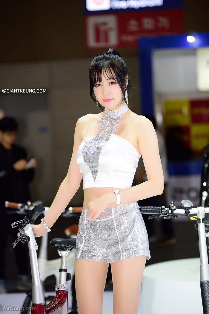 Beautiful Hong Ji Yeon at the 2017 Seoul Motor Show (146 pictures) photo 2-16