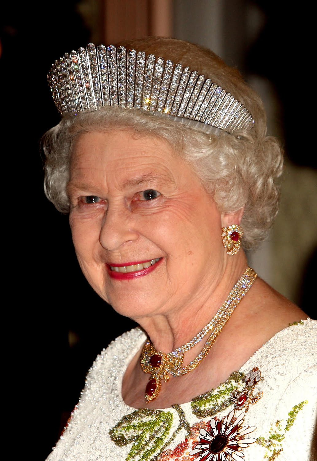 La reina de Inglaterra producirá su propio champán ~ Wicked Magazine