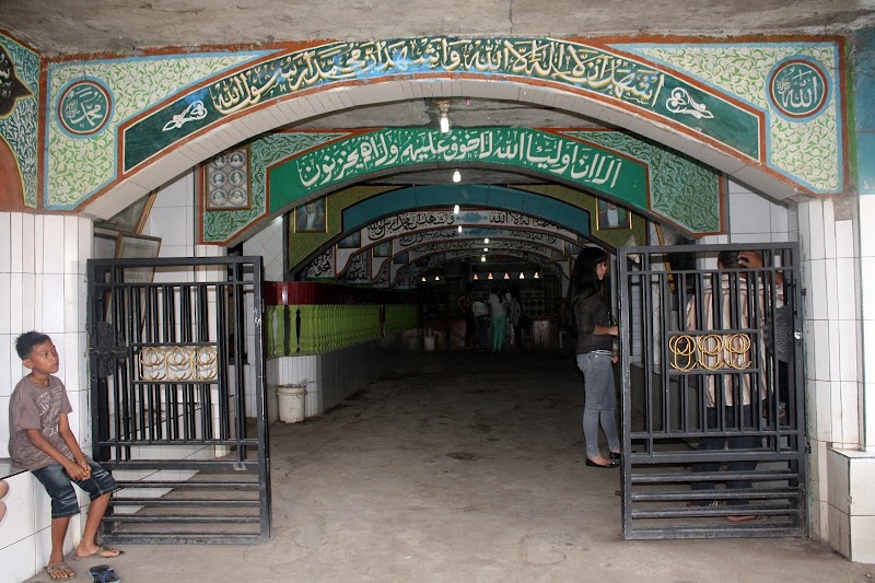 21+ Masjid 1000 Pintu Taubat