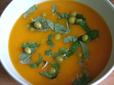 Zupa krem marchewkowa z zielonym groszkiem