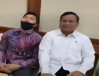 Viral ! Aksi Prabowo Subianto Kejutkan Ajudannya Tertidur Pulas
