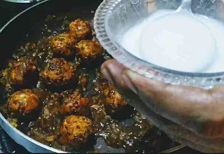 Pouring corn flour slurry into veg manchurian gravy