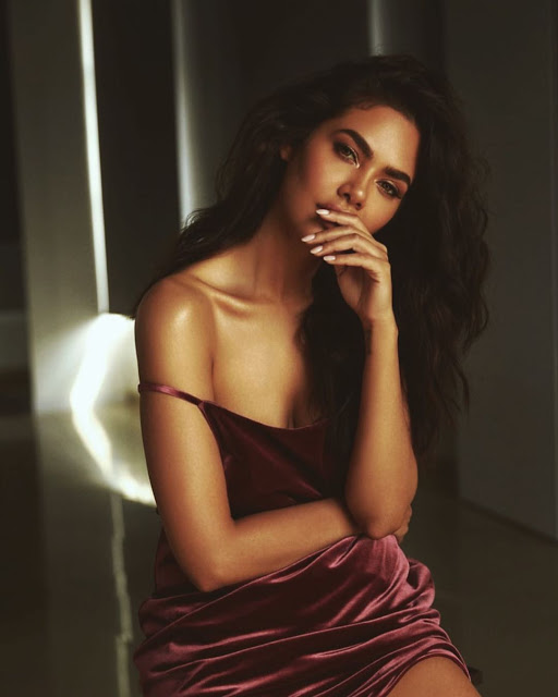 Esha Gupta goes bold