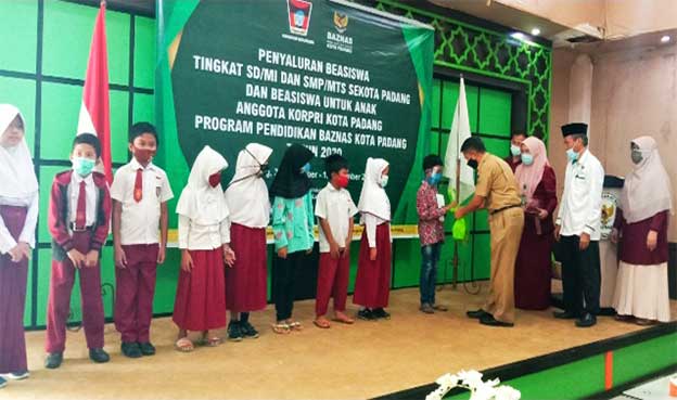 Siswa Berprestasi Tak Mampu Peroleh Beasiswa Baznas Padang