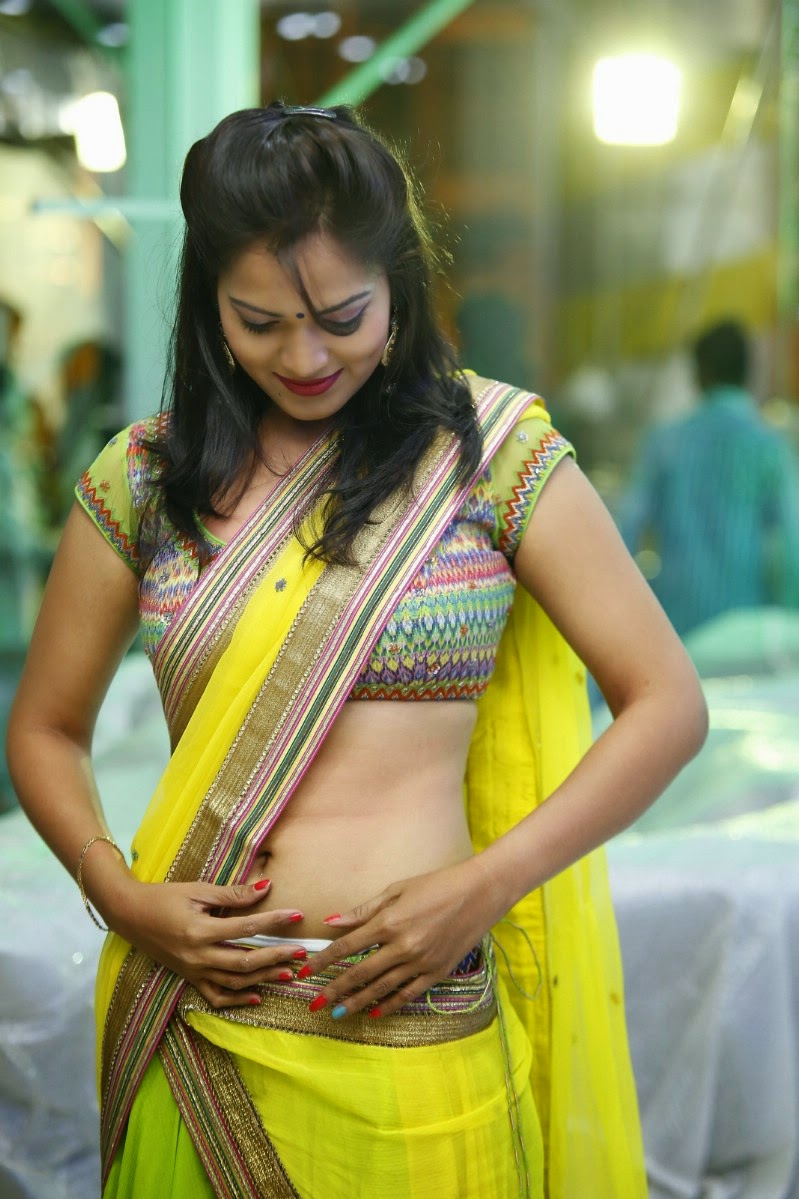 aswi_latest_hot_stills+_in_yellow_saree_