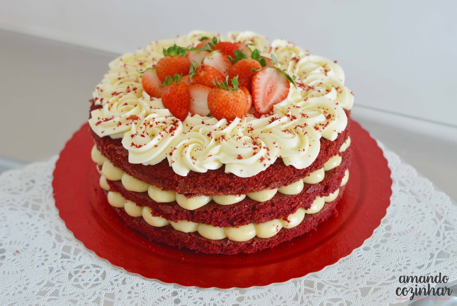 fedt nok Berygtet At bygge Naked cake red velvet com morangos para festas - Amando Cozinhar