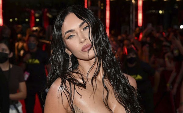 Megan Fox se robó  las miradas con su vestido transparente en los MTV VMAs 2021