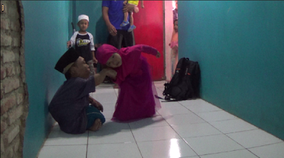 MasyaAllah, Meski Berjalan Merangkak Guru Ngaji ini Tetap Mengajar MasyaAllah, Meski Berjalan Merangkak Guru Ngaji ini Tetap Mengajar